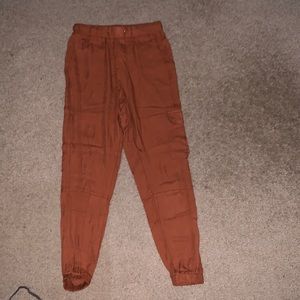 Adorable cargo pant. Super comfy flowy material. Front and back pockets. XS